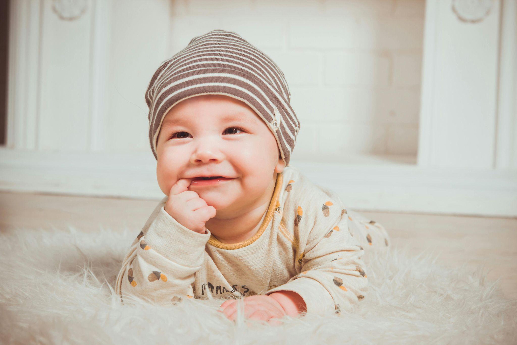 Le tapis d’éveil pour bébé : un indispensable